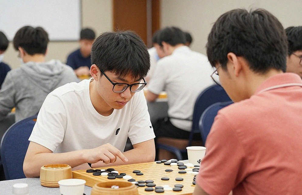 US Championships: Liang hạ Niemann ở ván mở màn — và câu chuyện thật nằm ngoài bàn cờ