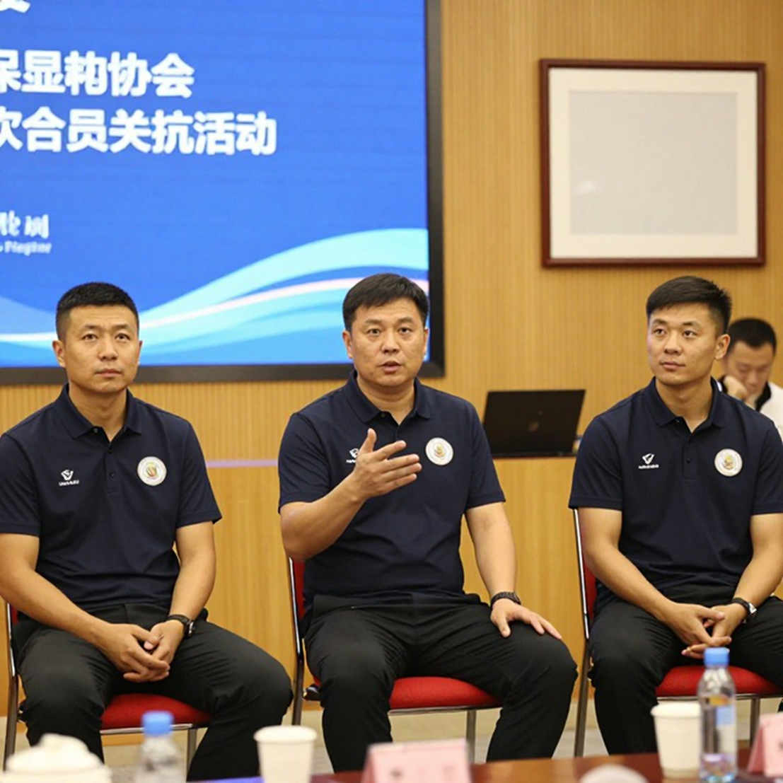Bóng đá Việt Nam và khoảng lặng sau ánh hào quang: Đọc lại từ phòng thay đồ V.League