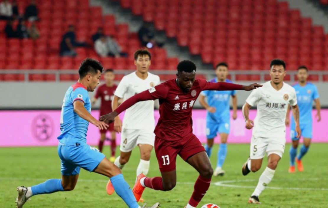 Arsenal thắng trên sân nhà, san bằng ngôi đầu bảng