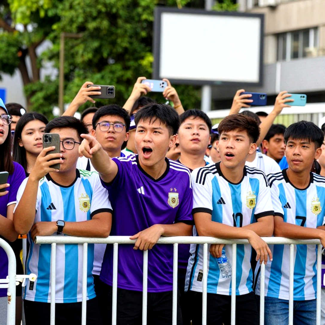 UEFA chọc thủng 'bộ đồ mới của Hoàng đế': Ceferin nói thẳng vào mặt Infantino